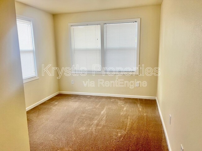 468 Military E in Benicia, CA - Foto de edificio - Building Photo