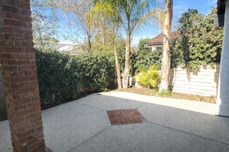 25444 Vía Pacifica in Santa Clarita, CA - Foto de edificio - Building Photo