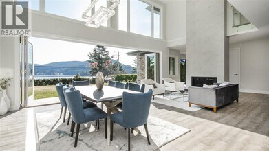 9XX Beachview Dr in North Vancouver, BC - Building Photo - Building Photo