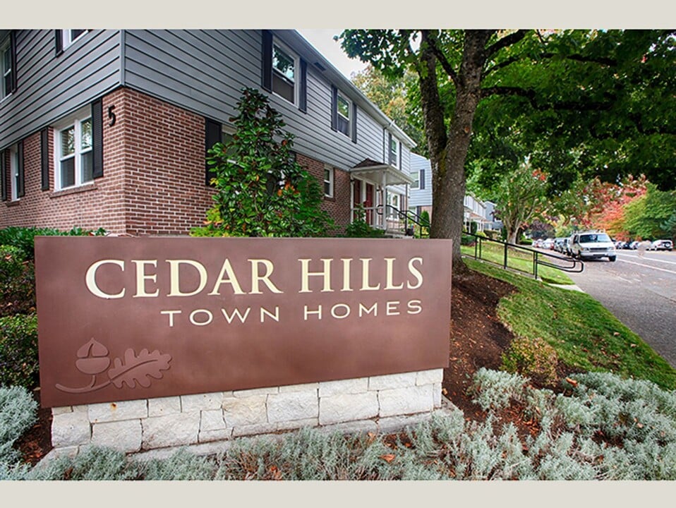 10351 SW Eastridge St in Portland, OR - Building Photo