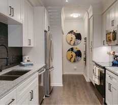 8150 Willancy Ln in Houston, TX - Building Photo