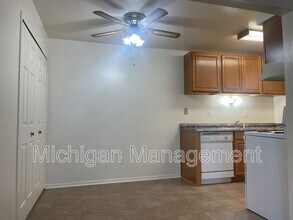 885 E Summit St in Milford, MI - Building Photo - Building Photo
