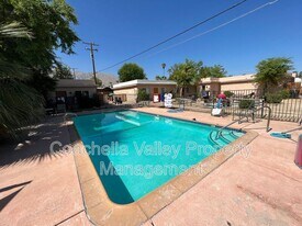 555 E Cottonwood Rd in Palm Springs, CA - Building Photo