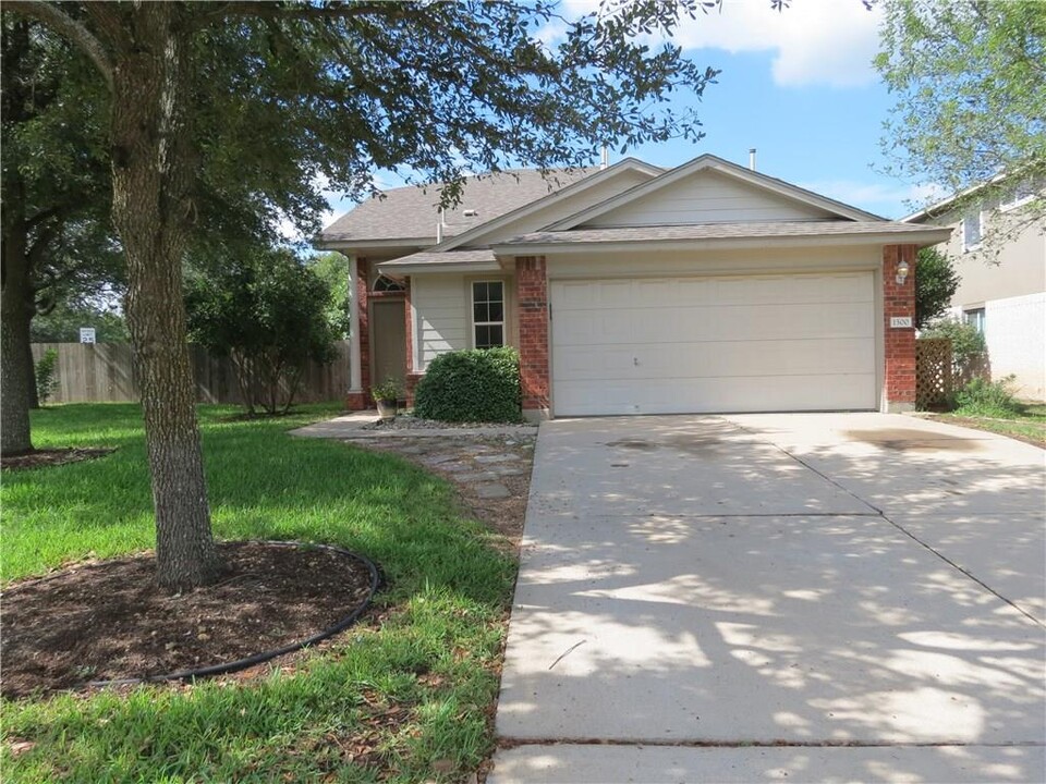 1500 Molson Lake Dr in Leander, TX - Foto de edificio