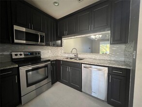 8211 SW 27th St in Miramar, FL - Foto de edificio - Building Photo