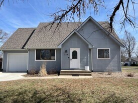 233 Knoxberry Dr in Manhattan, KS - Building Photo