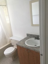 Lakeshore at University Park in Miramar, FL - Foto de edificio - Building Photo