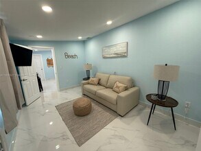 11525 SW 47th Terrace in Miami, FL - Foto de edificio - Building Photo