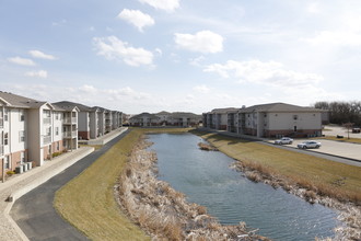 Wingover Luxury Apartments and Townhomes in Bloomington, IL - Building Photo - Building Photo