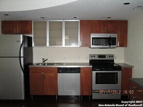 810 E Ashby Pl, Unit 1050 in San Antonio, TX - Building Photo - Building Photo
