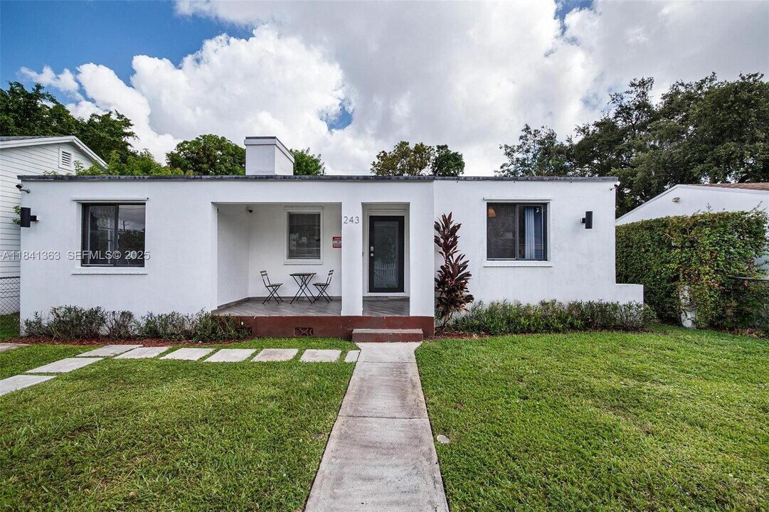 243 NW 44th St in Miami, FL - Building Photo