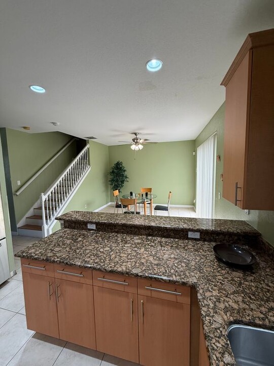 1319 Clove Dr in Poinciana, FL - Foto de edificio