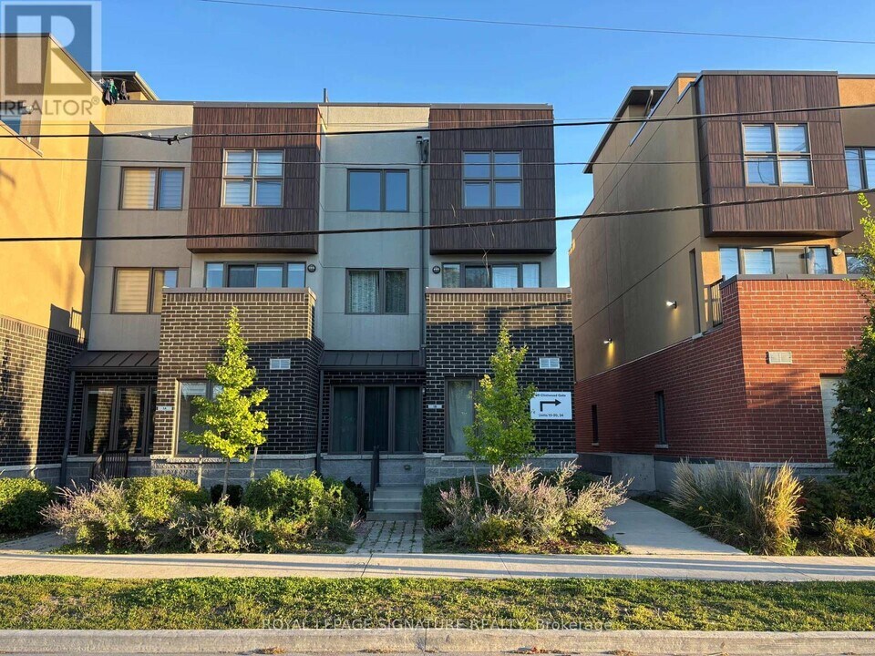 1B Clintwood Gate in Toronto, ON - Building Photo