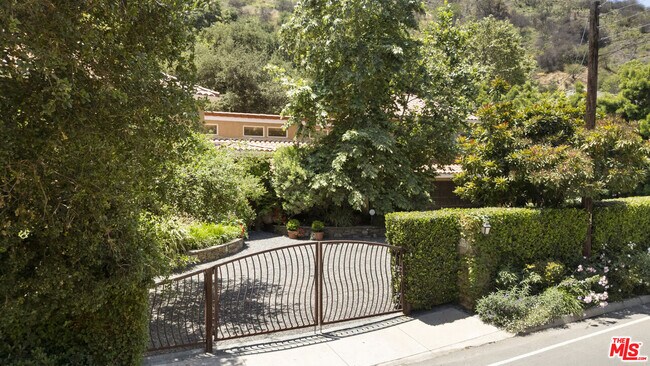3265 Mandeville Canyon Rd in Los Angeles, CA - Building Photo - Building Photo
