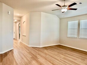507 Turtle Dove Dr in Sealy, TX - Building Photo - Building Photo