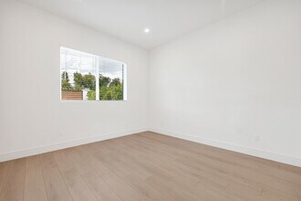 16508 San Fernando Mission Blvd in Granada Hills, CA - Building Photo - Building Photo