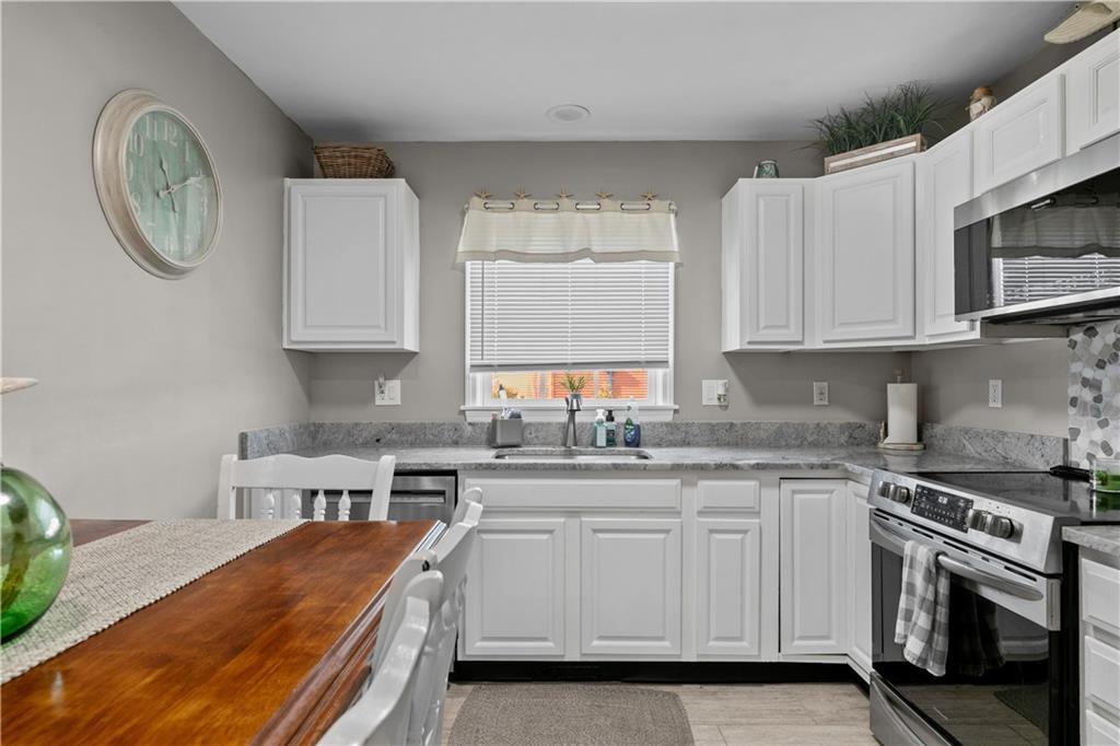 231 Maple Ave in Newport, RI - Building Photo