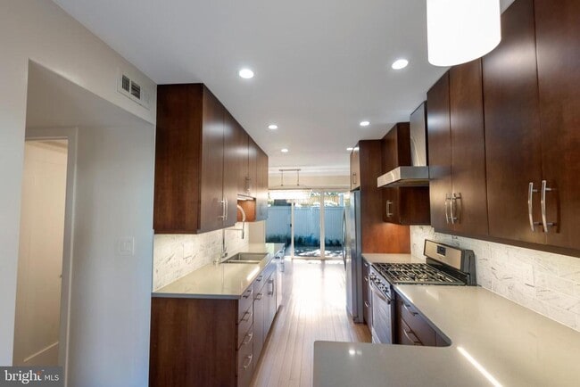 5250 Pooks Hill Rd in Bethesda, MD - Building Photo - Building Photo