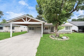 2405 Pickerton Dr in Deer Park, TX - Building Photo - Building Photo