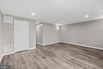 100 Meridian Ln in Washington Township, NJ - Foto de edificio - Building Photo