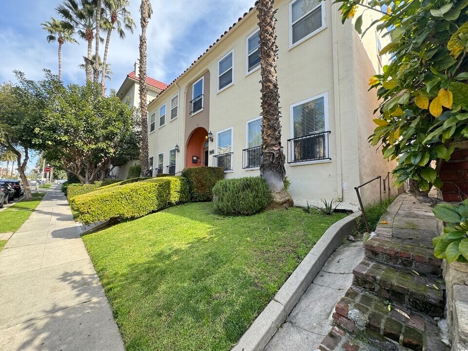 211 S Manhattan Pl in Los Angeles, CA - Building Photo