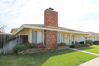 16682 Bartlett Ln in Huntington Beach, CA - Building Photo - Building Photo