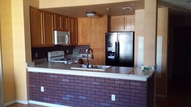 5201 Laguna Oaks Dr, Unit 70 in Elk Grove, CA - Foto de edificio - Building Photo