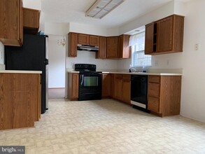 6488 Wesley Ln in Elkridge, MD - Foto de edificio - Building Photo