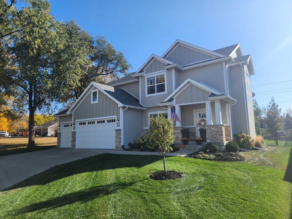 16246 Madison Ave in Urbandale, IA - Building Photo