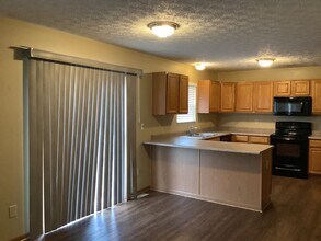 452 Crestmoore Dr in Groveport, OH - Building Photo - Building Photo