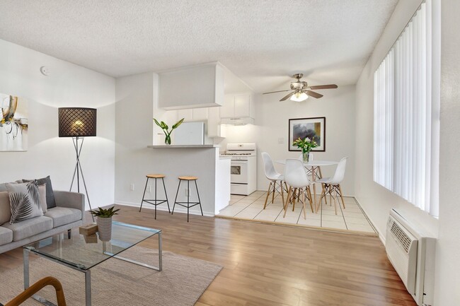 Foothill in Sylmar, CA - Building Photo - Building Photo