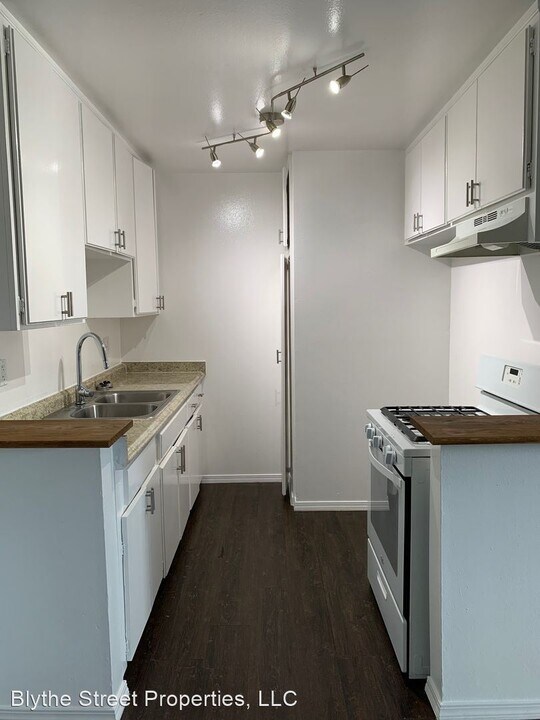 16565 Vanowen St in Los Angeles, CA - Building Photo