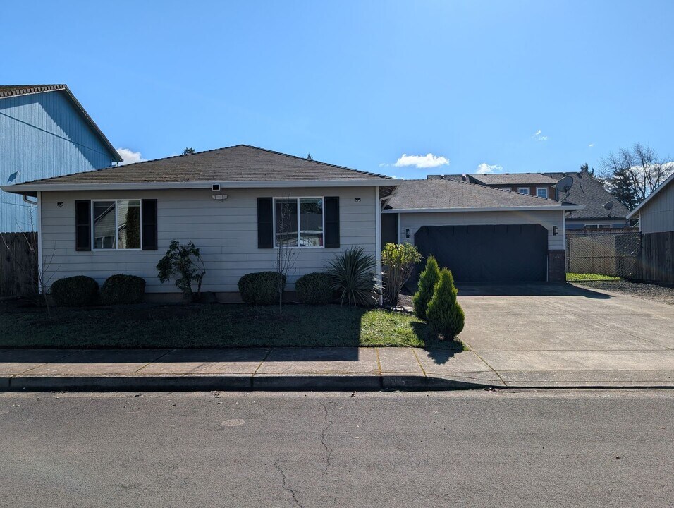 549 Nicholas Dr in Springfield, OR - Building Photo