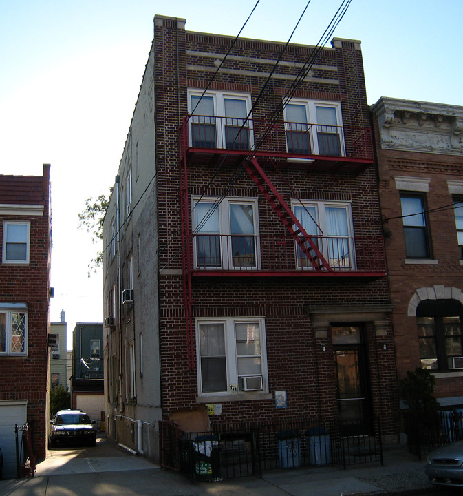 25-19 43rd St in Long Island City, NY - Building Photo