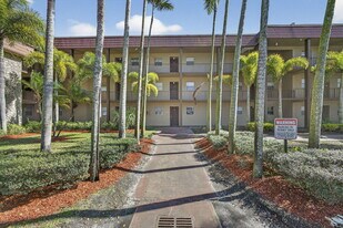 120 Sparrow Dr in Royal Palm Beach, FL - Building Photo