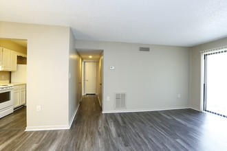 Oakbrook Apartments in Goldsboro, NC - Building Photo - Interior Photo