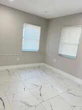 922 NW 2nd St, Unit 4 in Miami, FL - Building Photo - Building Photo