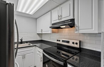 8850 Blind Pass Rd in St Pete Beach, FL - Building Photo - Building Photo
