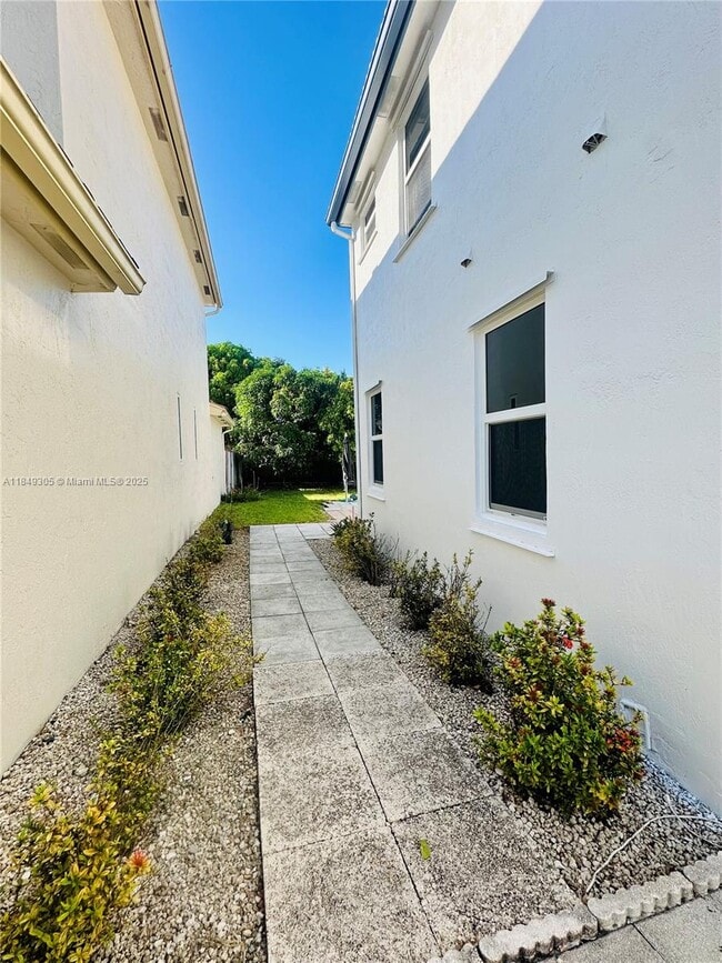 18961 NW 22nd St in Pembroke Pines, FL - Building Photo - Building Photo