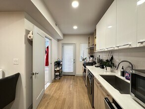 2437 W Walton St in Chicago, IL - Building Photo - Building Photo