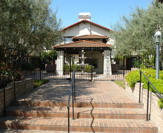 430 Lassen St in Los Altos, CA - Foto de edificio - Building Photo