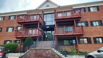 202 Skyhill Rd in Alexandria, VA - Building Photo