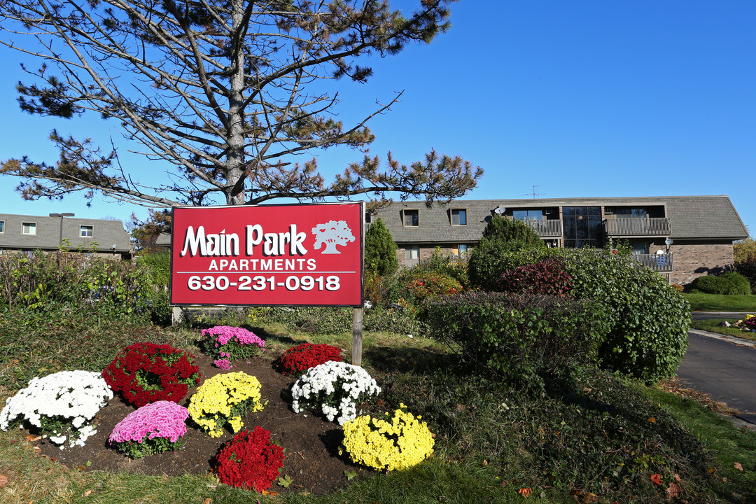 Main Park Apartments in West Chicago, IL - Building Photo