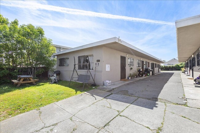 1843-1847 E 25th St in Oakland, CA - Building Photo - Building Photo