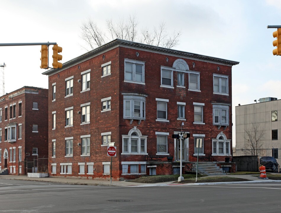 2975 E Grand Blvd in Detroit, MI - Foto de edificio