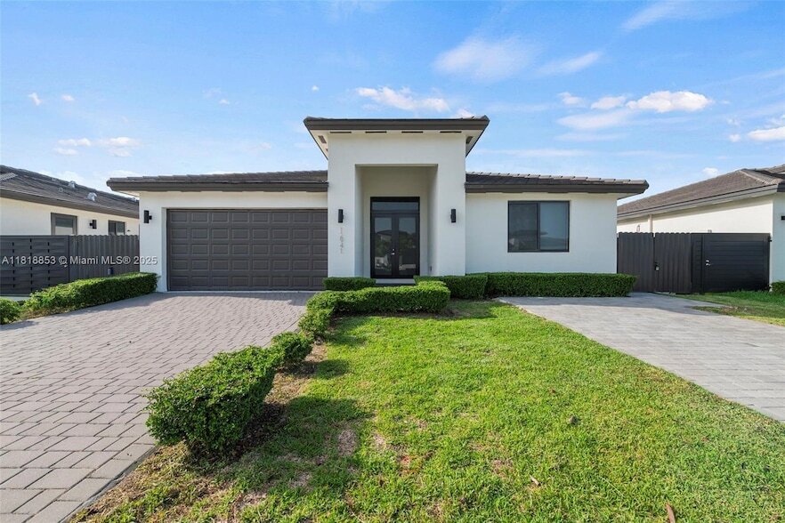 12941 SW 227th St in Miami, FL - Foto de edificio