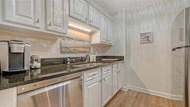 750 N Tamiami Trl in Sarasota, FL - Building Photo - Building Photo
