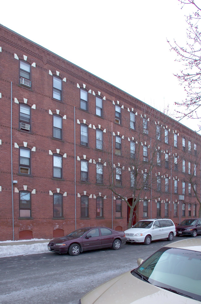 582 S Summer St in Holyoke, MA - Building Photo - Building Photo