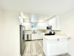 1118 S Holt Ave in Los Angeles, CA - Foto de edificio - Building Photo