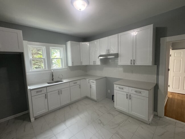 18 Pine St in Waterbury, CT - Foto de edificio - Building Photo